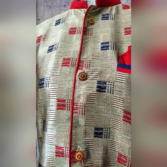 Beautiful Gold Sherwani. - Picture 6 of 11